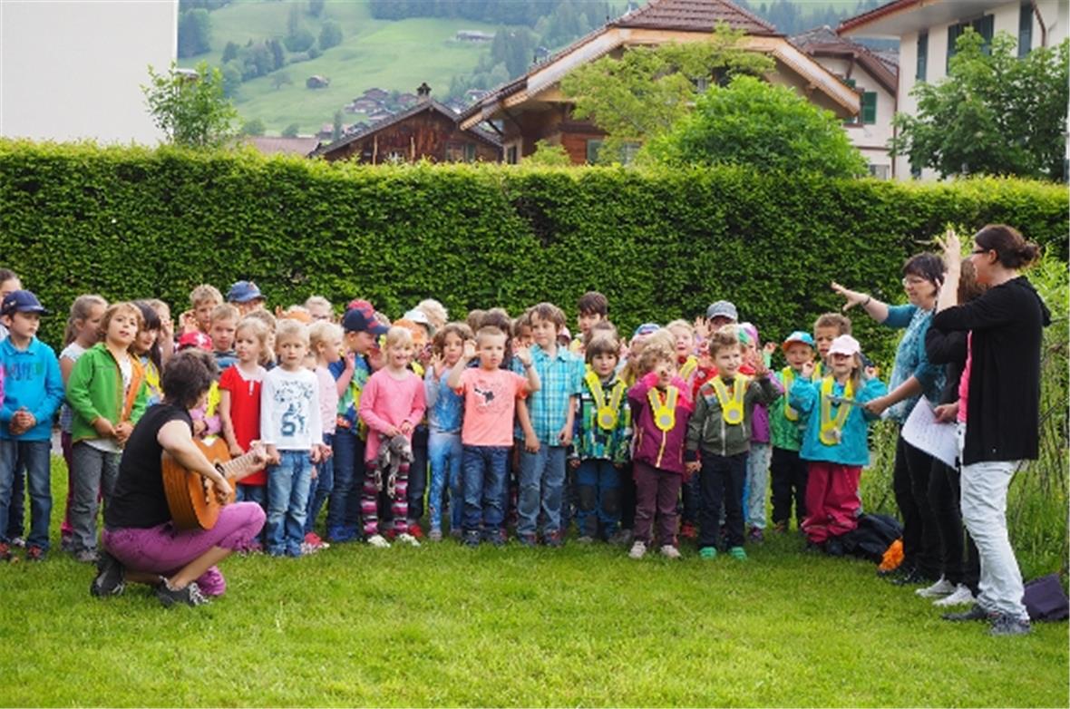 Die Kindergartenkinder wurden von Lehrerin Christina Bittig begleitet und sangen...