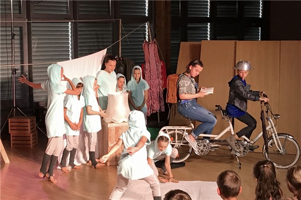 Die Kinderoper «Die seltsamen Abenteuer des Don Q.» mit dem Jungen Theater Biel und der HKB wurde im Juni an der Lenk aufgeführt.