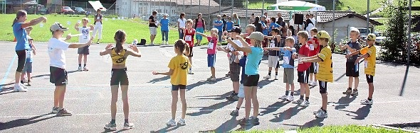 Die Kinderschar beim Einturnen.
