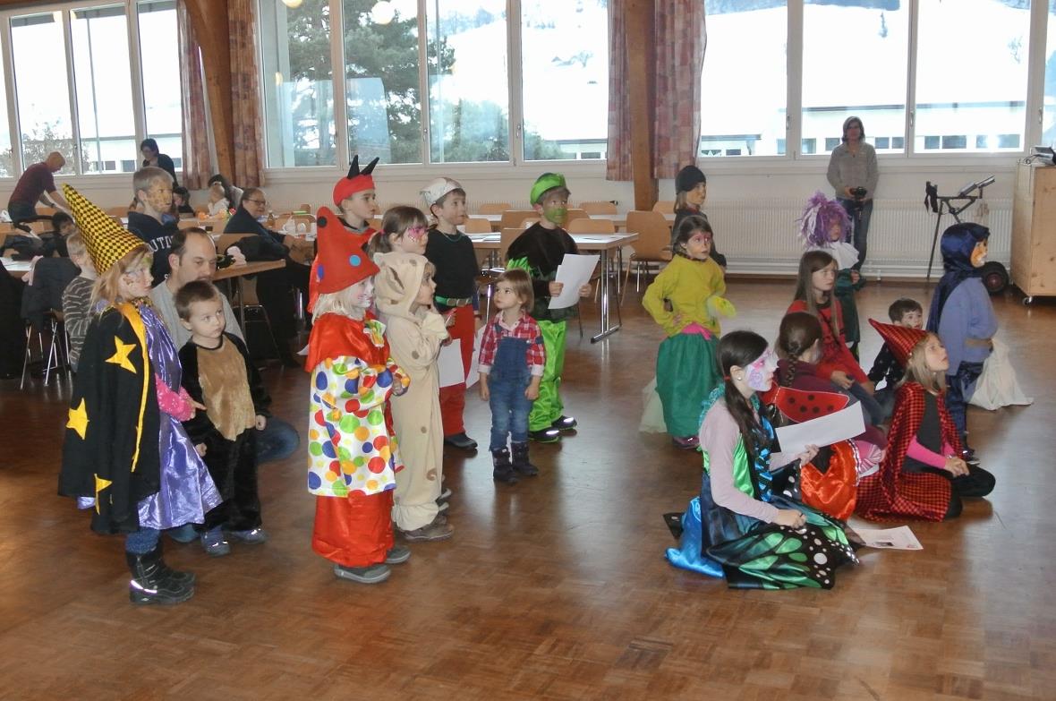Die Kinderschar hört den Erzählungen gespannt zu.