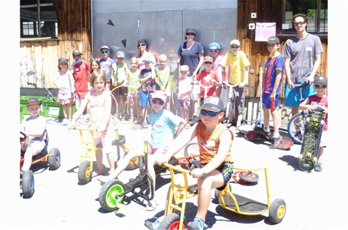 Die Kinderschar mit ihren Spielzeugen. Hinten die Leiter v.l. Lara, Caroline und...