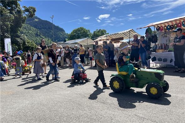 Die Kinderschar präsentierte sich traditionell oder auch als Schneewittchen mit den sieben Zwergen beim Kinderumzug.