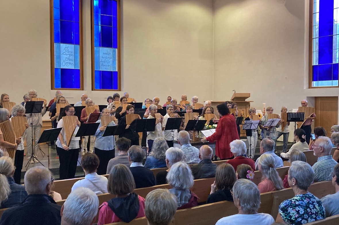 Die Kirche Lenk ist bis auf den letzten Platz besetzt.