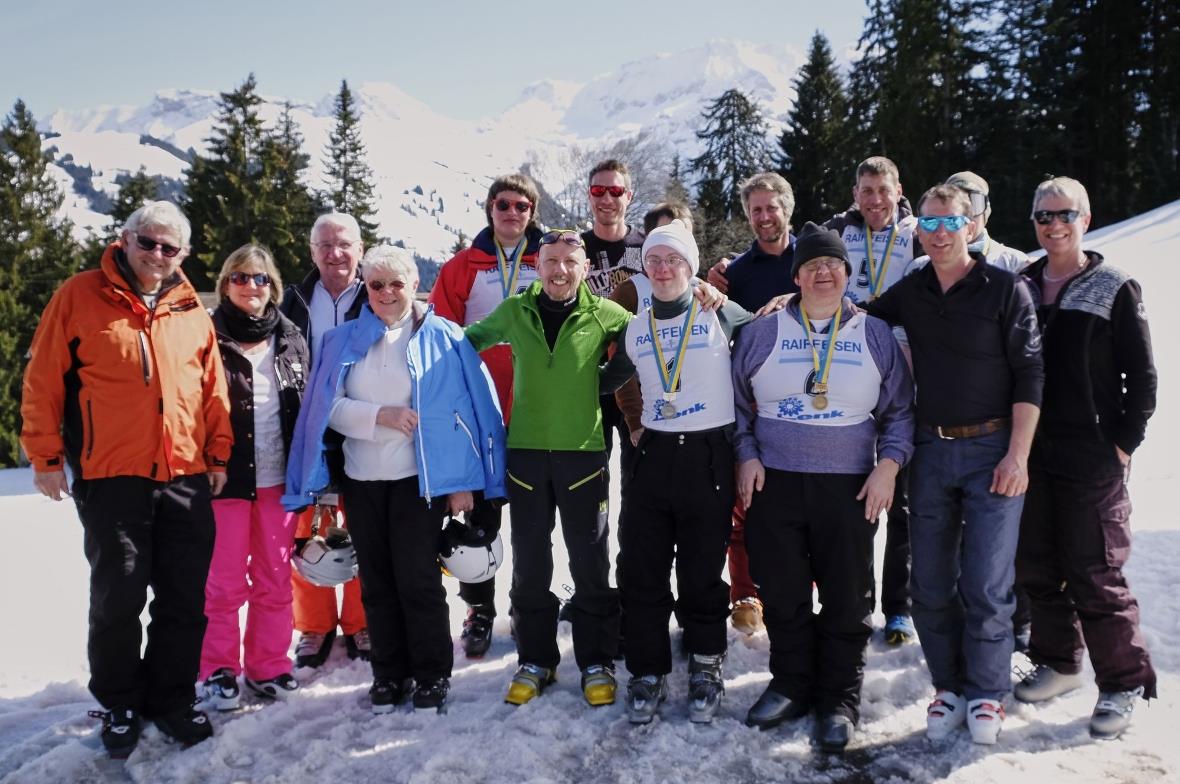 Die Kiwanis-Mitglieder gratulierten den Bergquelle-Athleten zu ihren Medaillen.