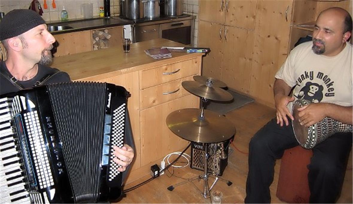 Die Klangkünstler Antonello Messina und Omri Hason.