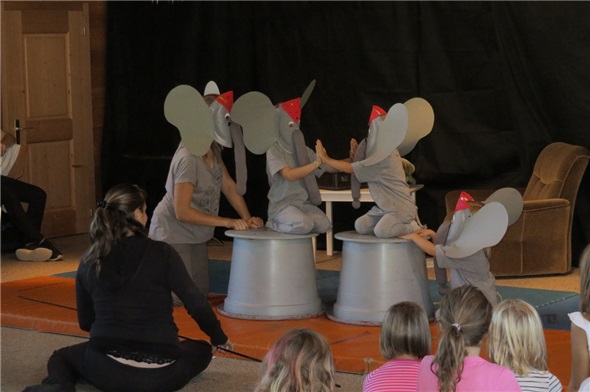 Die Kleineren führten unter anderem als Elefanten Kunststücke vor.