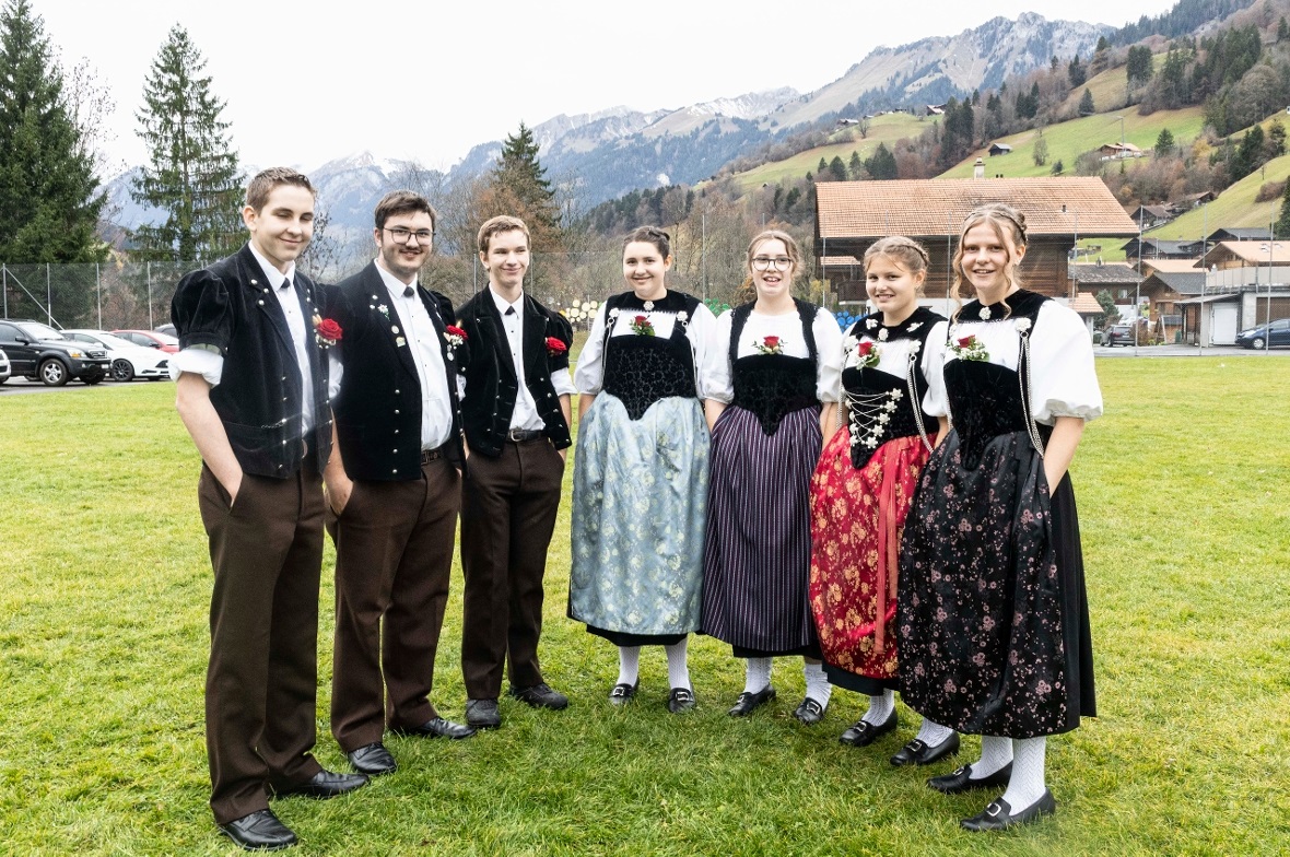 Die Kleinformation mit Lukas, Frowin, Andrin, Rahel, Norina, Tatjana und Melina.