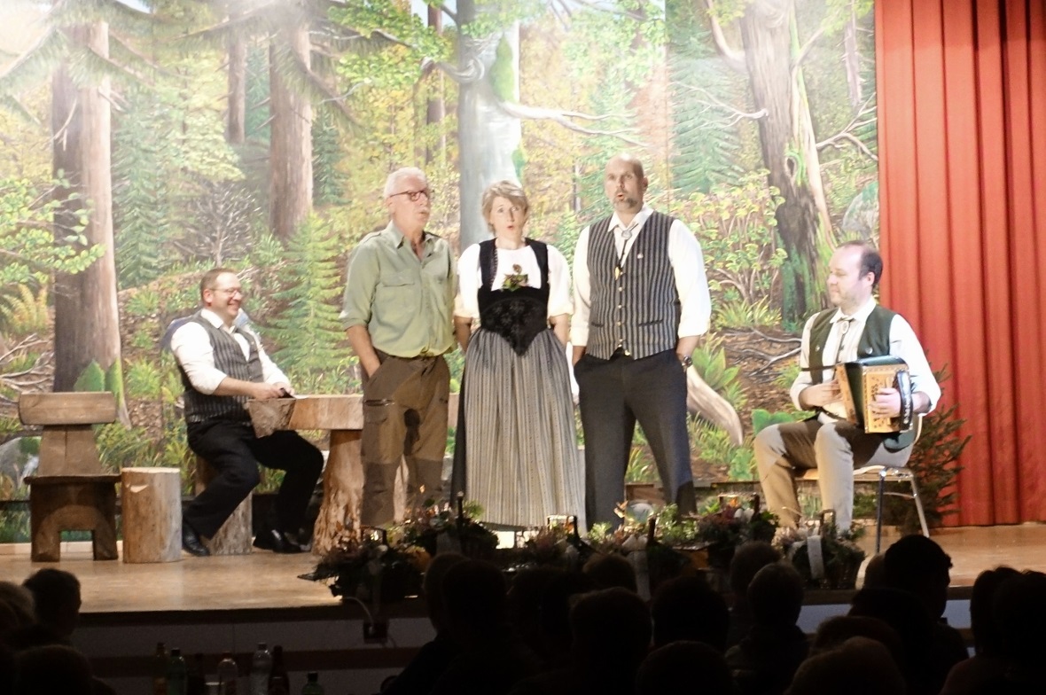 «40 Jahr zämä jutze u singe» Die Kleinformation mit Präsident Markus Flückiger, Kurt Hofmann, Katja Neukomm, Michael Tschiemer sowie Werner Dänzer.