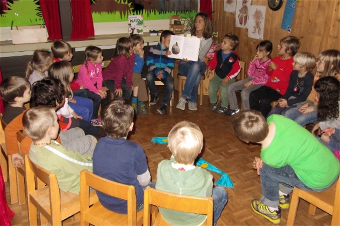 Die Kleinsten lauschen gespannt den Geschichten zu…