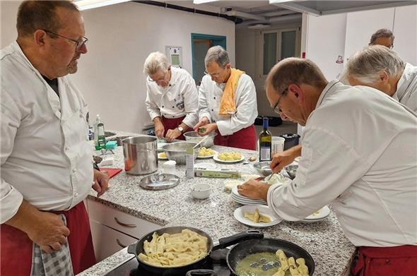 Die Köche der Wildhornchuchi kochten für ihre Damen gross auf.