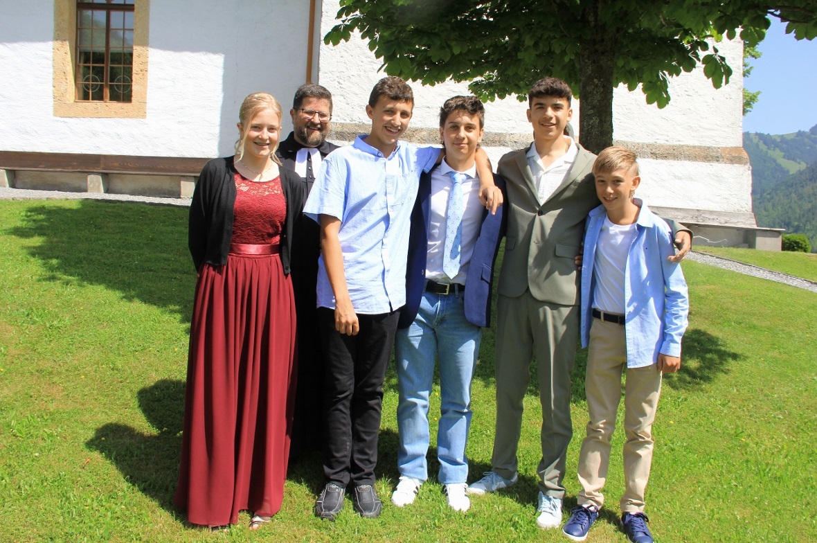 Die Konfirmanden mit Pfarrer Daniel Röthlisberger.