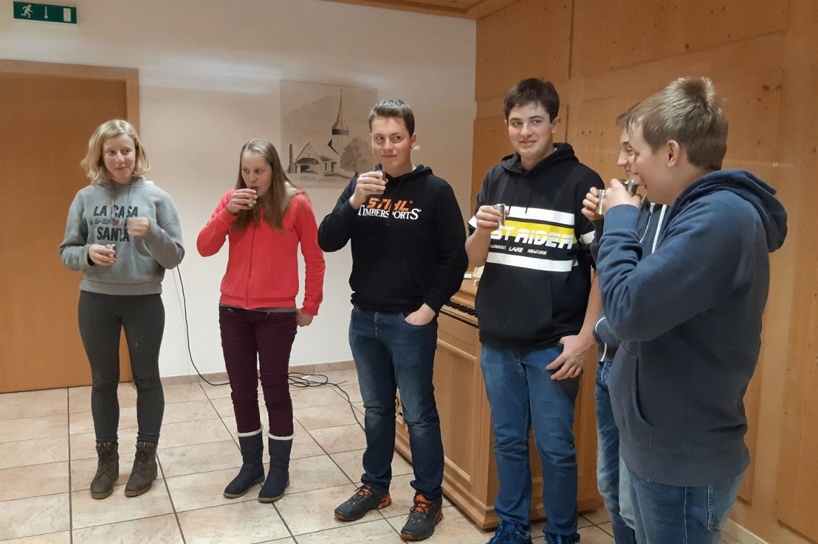 Die Konfirmandinnen und Konfirmanden beim Abendmahl.