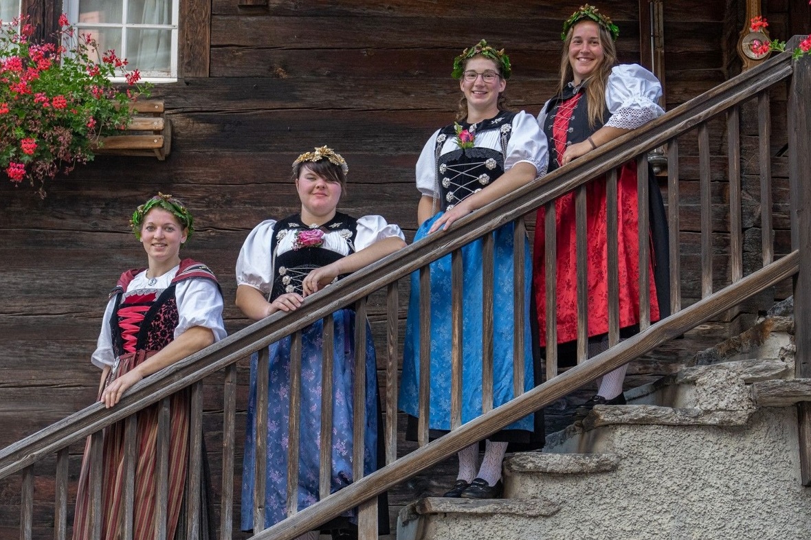 Die Kranzerinnen: Fränzi Rickenbacher, Festsiegerin und Schwingerkönigin Angela ...