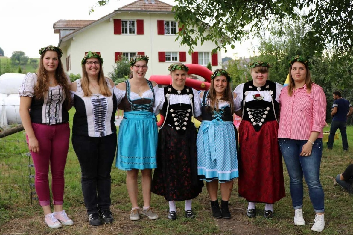 Die Kranzgewinnerinnen bei den Aktiven Frauen: Vanessa Klossner, Rahel von Känel, Melissa Klossner, Manuela Egli, Michelle Brunner, Angela Riesen und Yolanda Foulk.