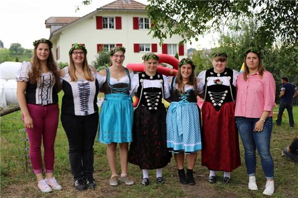 Die Kranzgewinnerinnen bei den Aktiven Frauen: Vanessa Klossner, Rahel von Känel, Melissa Klossner, Manuela Egli, Michelle Brunner, Angela Riesen und Yolanda Foulk.