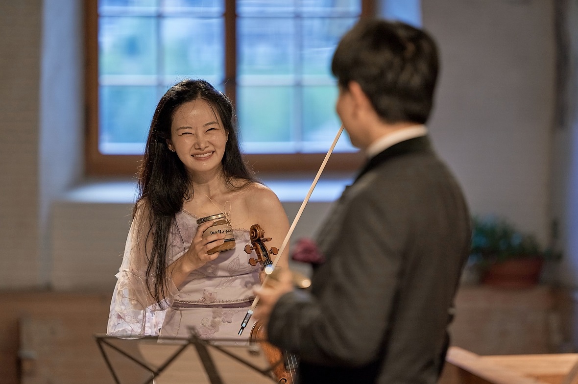 Bomsori Kim: Wenn Klang zur Sprache wird Die Künstler Bomsori Kim und und der US-amerikanische Pianist Kit Armstrong wurden nicht nur mit Applaus, sondern auch mit Honig aus der Region verabschiedet.