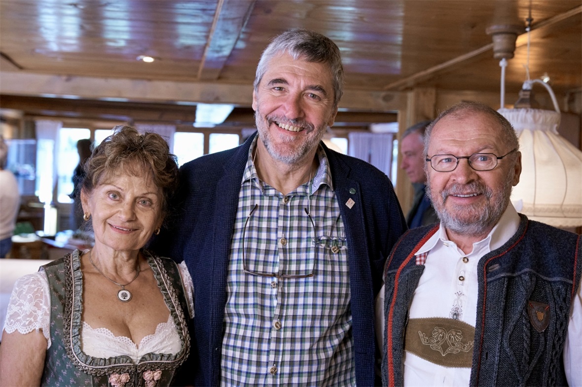 Die Künstler Gerda Brändler und Engelhard Schmitt mit Hans-Jürgen Glatz (Mitte).