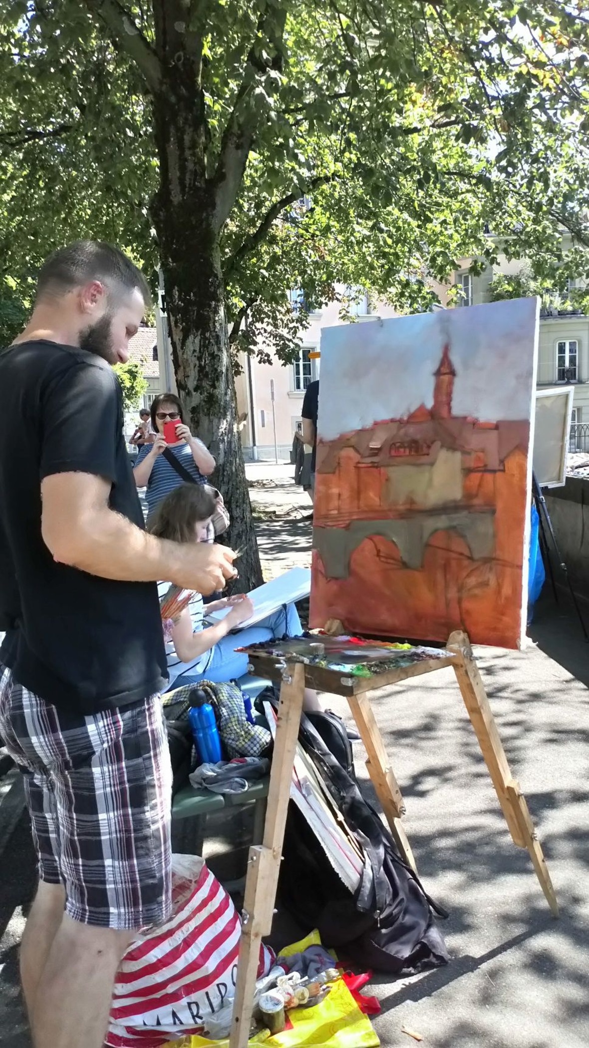 Die Künstler am Malen an der der Aare in der Altstadt Berns.