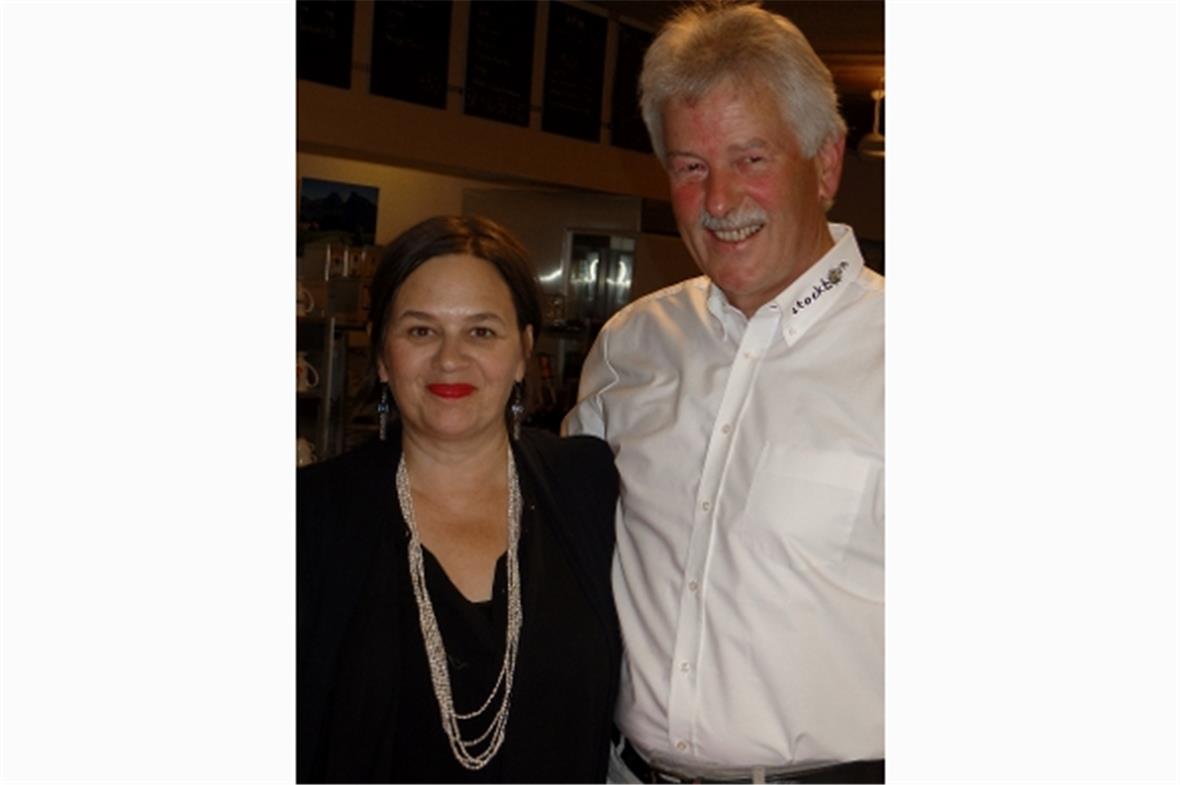 Die Künstlerin Vera Kaa mit Alfred C. Schwarz, Geschäftsführer der Stockhornbahn...