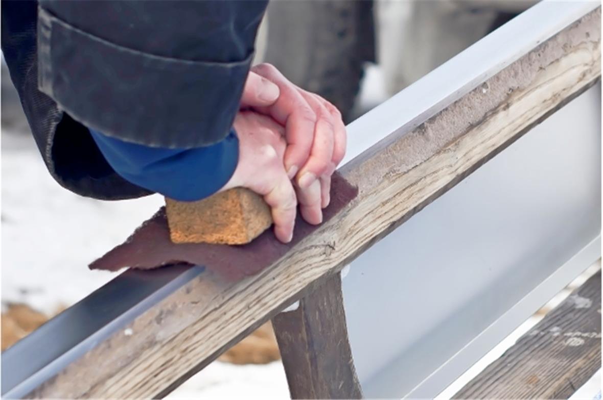 Die Kufen werden geschmirgelt und gewachst bis sie spiegelglatt, geschmeidig und schnell sind.