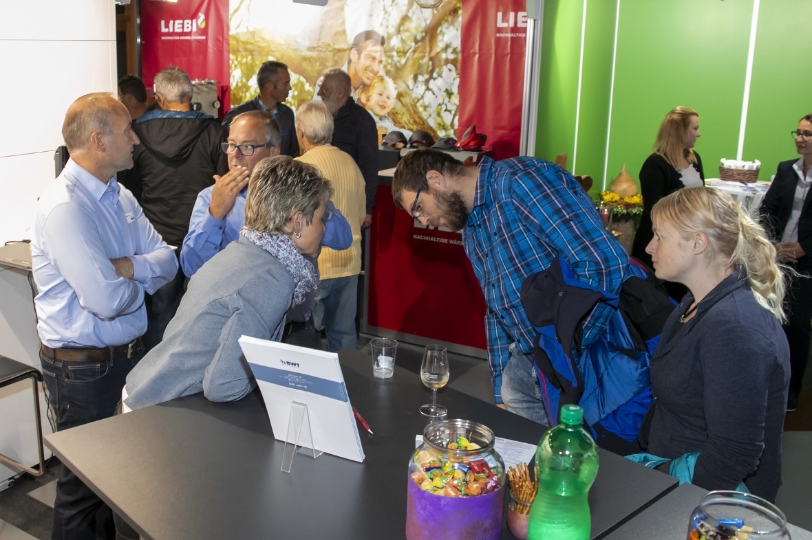 Die Kundenwünsche anhören und gute Gespräche führen, war das Ziel der Aussteller...