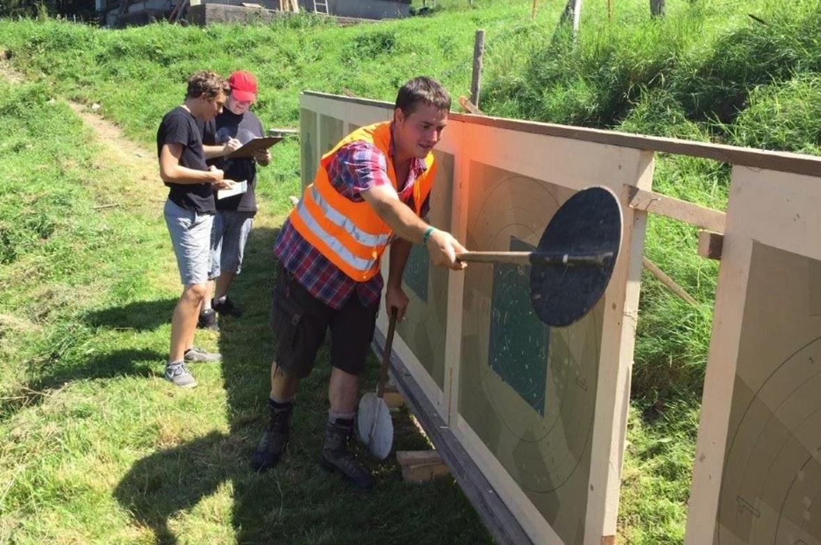 Die Kunst der Zeiger ist traditionelle Handarbeit und sehr anstrengend, weil sie...