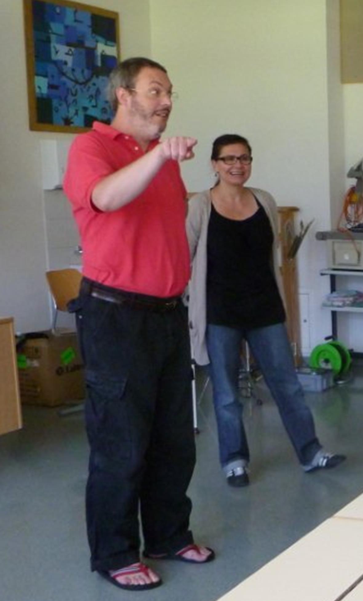 Die Kunstschaffenden Cristine Teuscher und Franz Klee arbeiten mit Lenkern Jugendlichen im Rahmen des Projekts TANZkompakt.