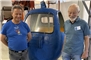 Die Kuratoren Remy Supersaxo und Hansruedi Kallen vor der Rinderberg-Gondel.