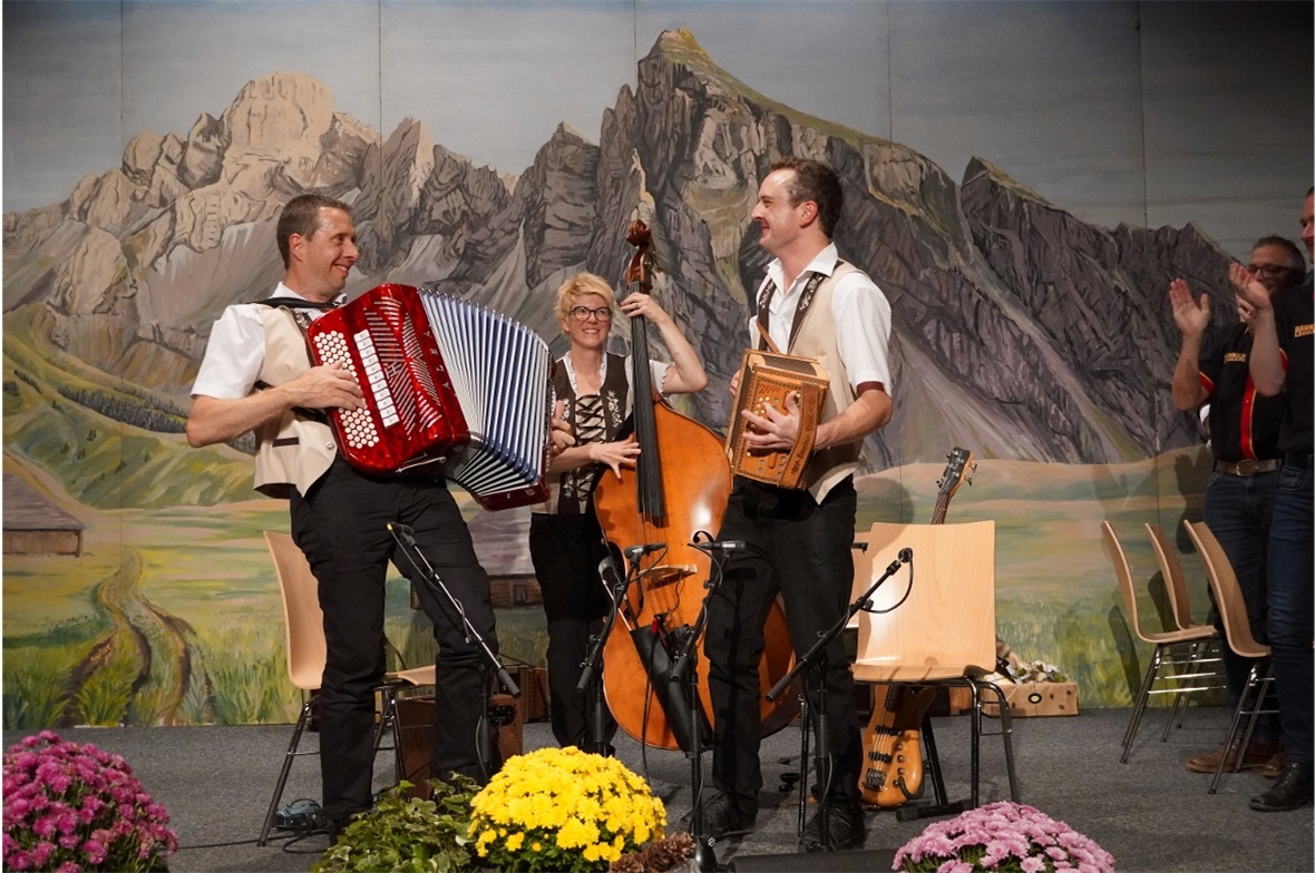 Die Ländlerfründe Walopsee – 30 Jahre Musikfreude. Von links: Kasi, Sabrina und ...