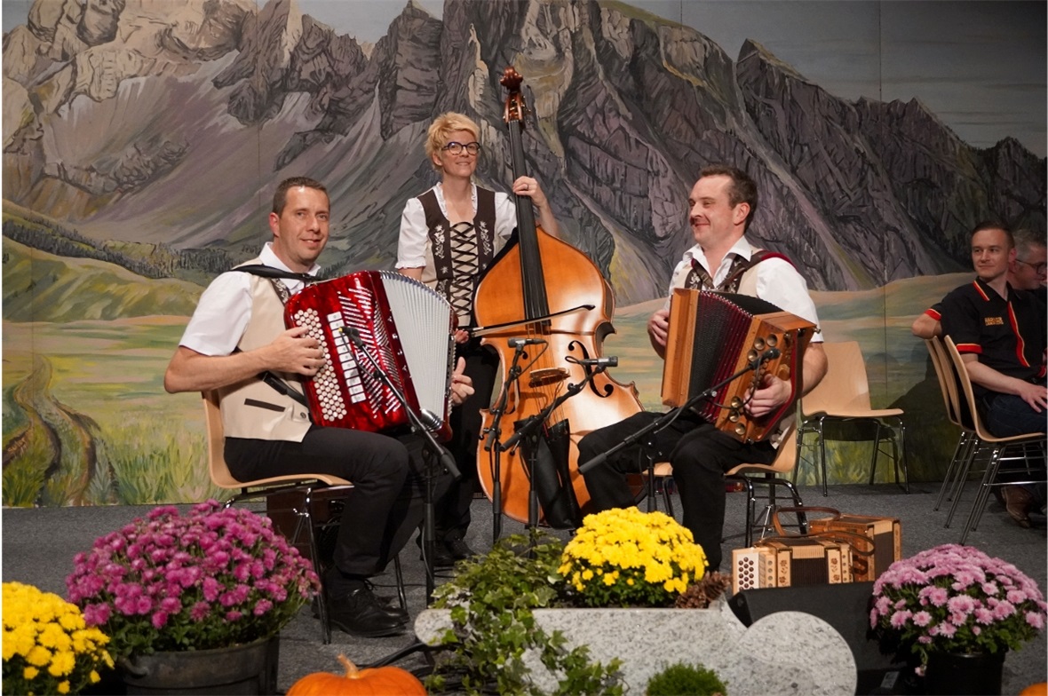 Die Ländlerfründe Walopsee – 30 Jahre Musikfreude. Von links: Kasi, Sabrina und ...