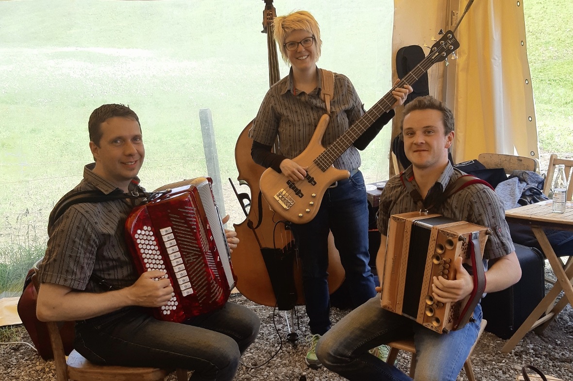 Die Ländlerfründe Walopsee, Kasimir Hutzli, Sabrina Stöckli und Simon Haldi spie...