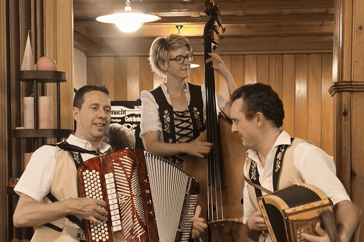 Die Ländlerfründe Walopsee begeisterten mit lebendigen Melodien und humorvollen Geschichten zu ihren selbst komponierten Stücken wie «Ds Ampeerchäferli» oder «Rally im Monument Valley».