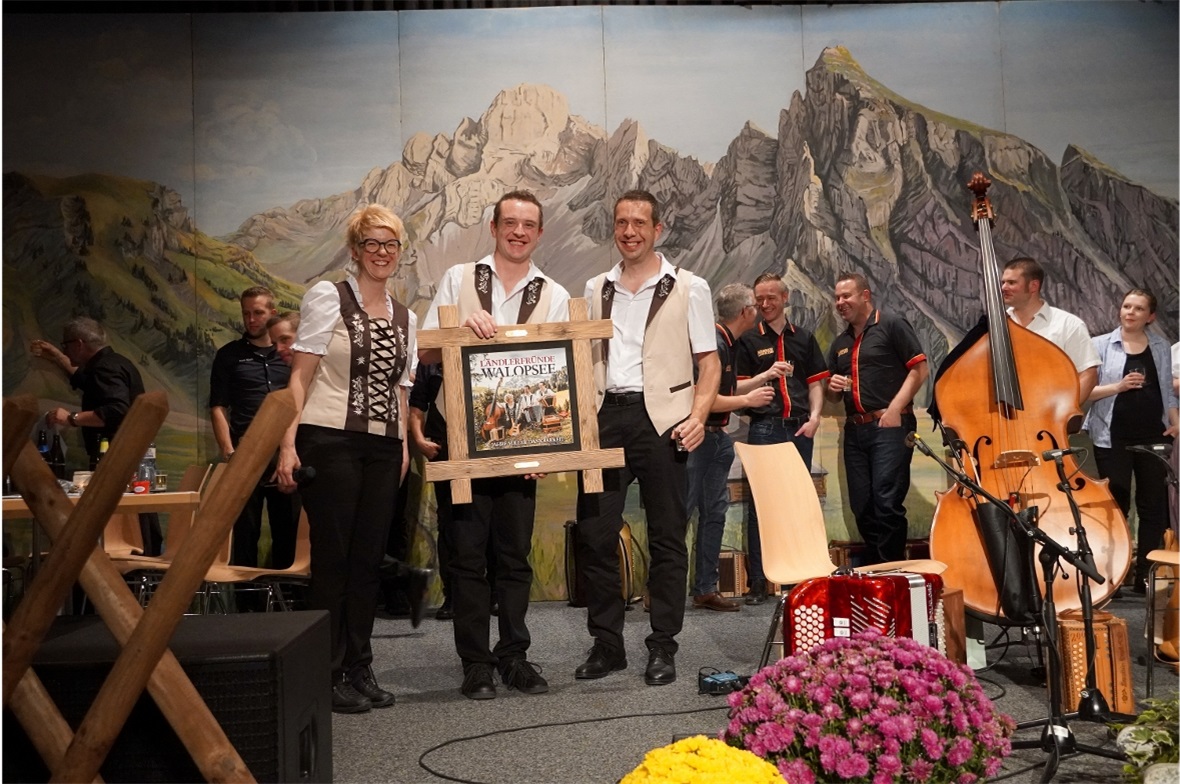 Die Ländlerfründe Walopsee mit dem eingerahmten CD-Cover.