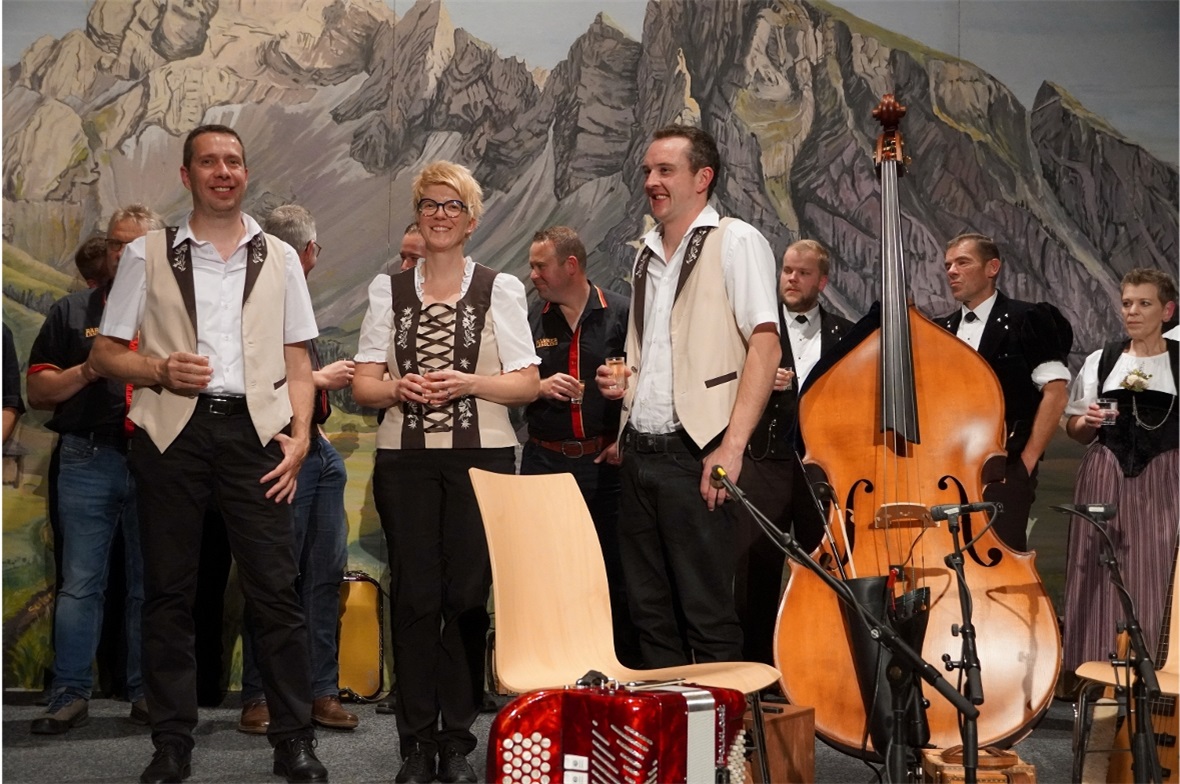 Die Ländlerfründe Walopsee stiessen auf ihre 6. CD an.