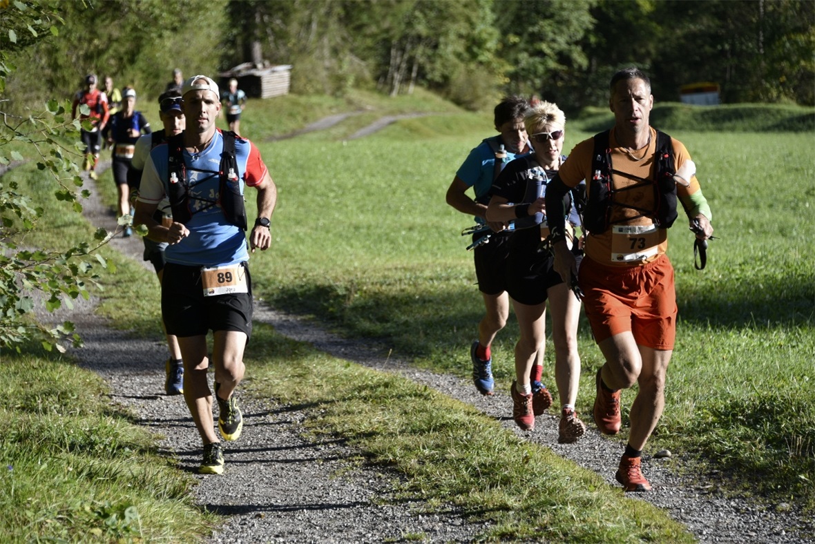 Die Läufer sind nach dem Start am Freitag noch dicht beisammen.