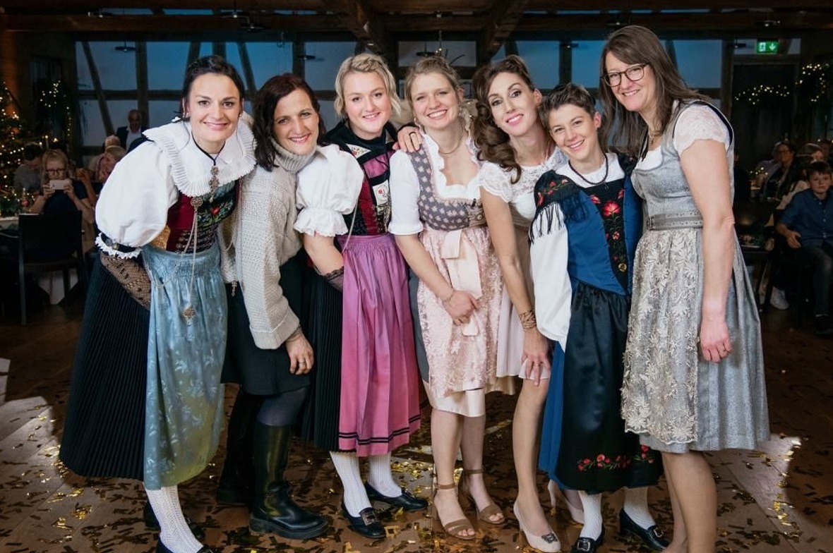 Die Landfrauen der 19. Staffel (von links): Siegerin Irène Meier, Stephanie Hitz, Lorena Röösli, Milena Knutti, Corina Kohler, Rahel Margreth und Karin Landolt.