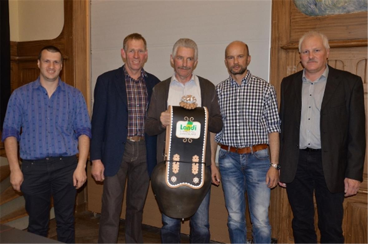 Die Landi Geschäftsleitung verabschiedete sich von Hanspeter Durand (mitte mit Treichel). Von links: Jürg Knutti, Därstetten, Landi-Präsident Willi Bach, Mario Cairoli, Gstaad und Niklaus Sulliger, Zweisimmen.