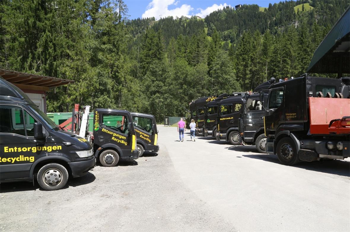 Die Lastwagen werden den Besuchern präsentiert.