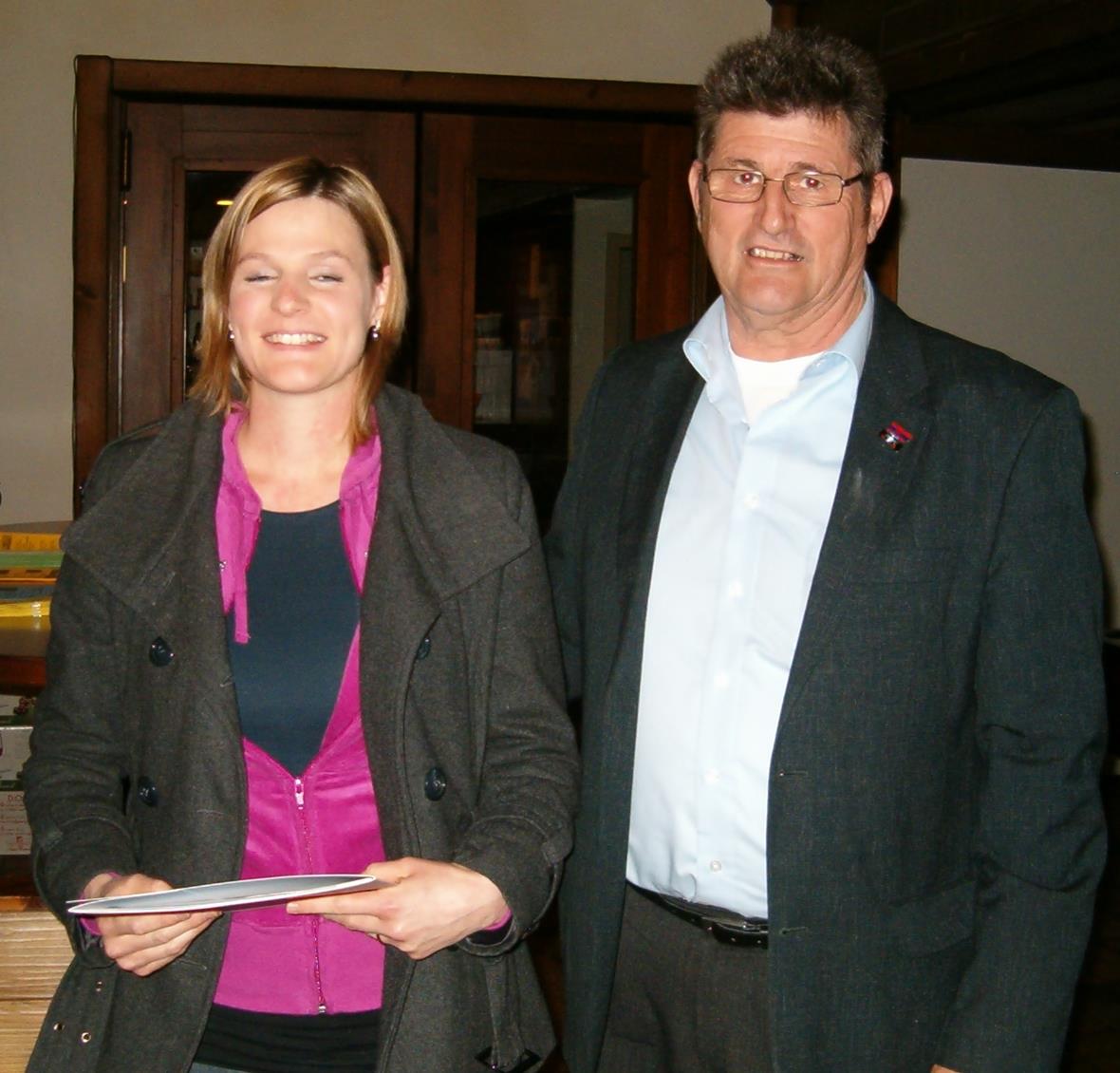 Die Leiterin des Tourismusbüros Evelyn Salvisberg wird von Präsident Fred Stocker verabschiedet.