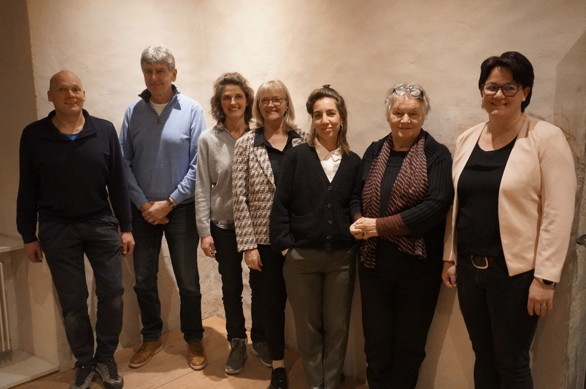 Die Leitung der Genossenschaft Geburtshaus Simmental-Saanenland mit Vizepräsident Martin Hefti, Hans Schär, Ursula Michel, Präsidentin Anne Speiser, Co-Betriebsleiterin Susanne Reber, Marianne Haueter, Co-Betriebsleiterin Andrea Linder.