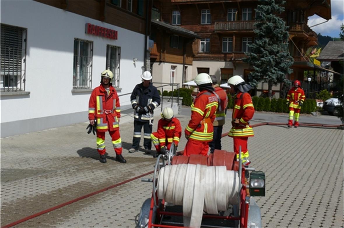 Die Leitung wird gelegt, Wasserbezug ab Hydrant.