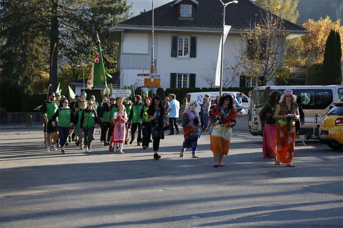 Die Lengger Spil Lüt, einer von fünf Dorfvereinen beim Umzug durch das Dorfzentr...