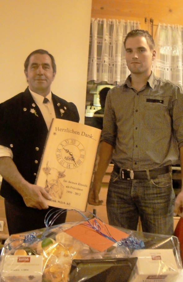 Die Lenk Milch AG hat mit David von Känel (rechts) einen neuen Präsidenten. Hans Walker übergibt ein Unternehmen das flott auf Kurs ist.