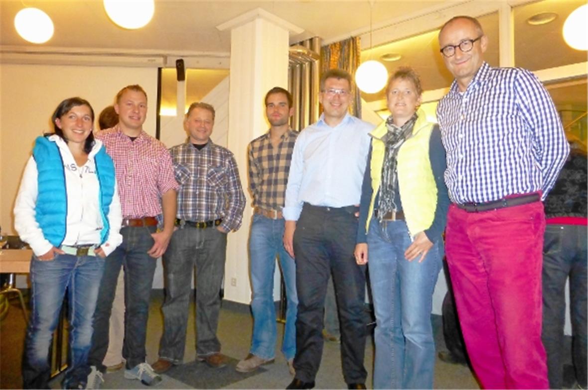 Die Firma bereitet Freude Die Lenk Milch ist erfolgreich und im Umbruch vlnr Heidi Treuthardt ( neu im Laden), Walter Treuthardt (neuer Geschäftsführer), Christian Leuthold (scheidender Geschäftsführer), Präsident David von Känel, neu VR Walter Diethelm, Therese Christeler (verlässt Lenk Milch) und alt VR Ueli Moser.