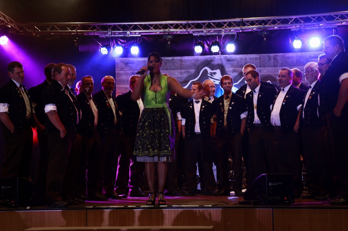 Die Lenker Jodler und die Moderatorin Sarah Jane