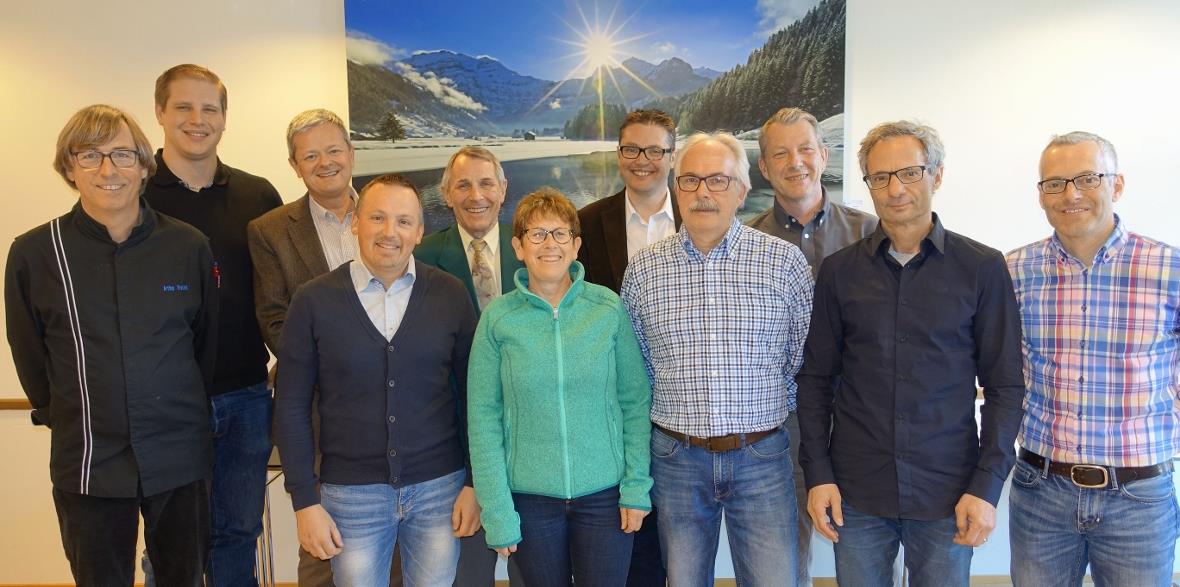 Die Lenker Sonne strahlte bei der Gründungsversammlung des Vereins «IG Hotels Lenk Simmental» über den initiativen Beherbergungsbetreibern: Turi Trachsel, Christoph Blumenauer, Präsident Alex Lanzrein, Sami Kappeler, Hansjürg Brun, Helene Gfeller, Kassier Jan Stiller, Markus Locher, Oliver Zolin, Vizepräsident Markus Zäch und Tourismusdirektor Albert Kruker.