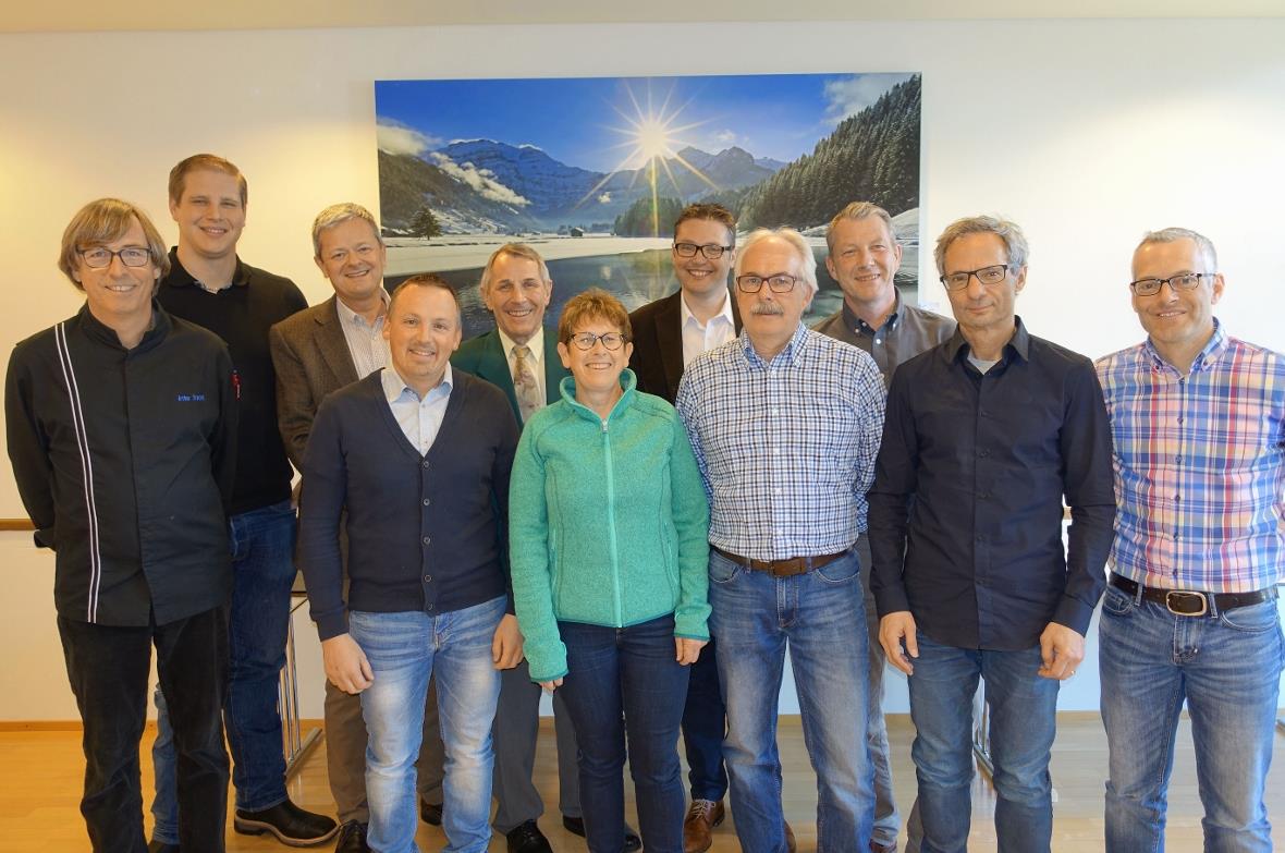 Die Lenker Sonne strahlte bei der Gründungsversammlung des Vereins «IG Hotels Lenk Simmental» über den initiativen Beherbergungsbetreibern: Turi Trachsel, Christoph Blumenauer, Präsident Alex Lanzrein, Sami Kappeler, Hansjürg Brun, Helene Gfeller, Kassier Jan Stiller, Markus Locher, Oliver Zolin, Vizepräsident Markus Zäch und Tourismusdirektor Albert Kruker.