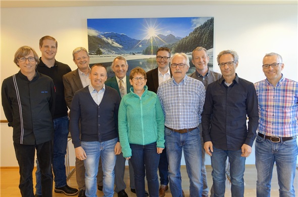 Die Lenker Sonne strahlte bei der Gründungsversammlung des Vereins «IG Hotels Lenk Simmental» über den initiativen Beherbergungsbetreibern: Turi Trachsel, Christoph Blumenauer, Präsident Alex Lanzrein, Sami Kappeler, Hansjürg Brun, Helene Gfeller, Kassier Jan Stiller, Markus Locher, Oliver Zolin, Vizepräsident Markus Zäch und Tourismusdirektor Albert Kruker.