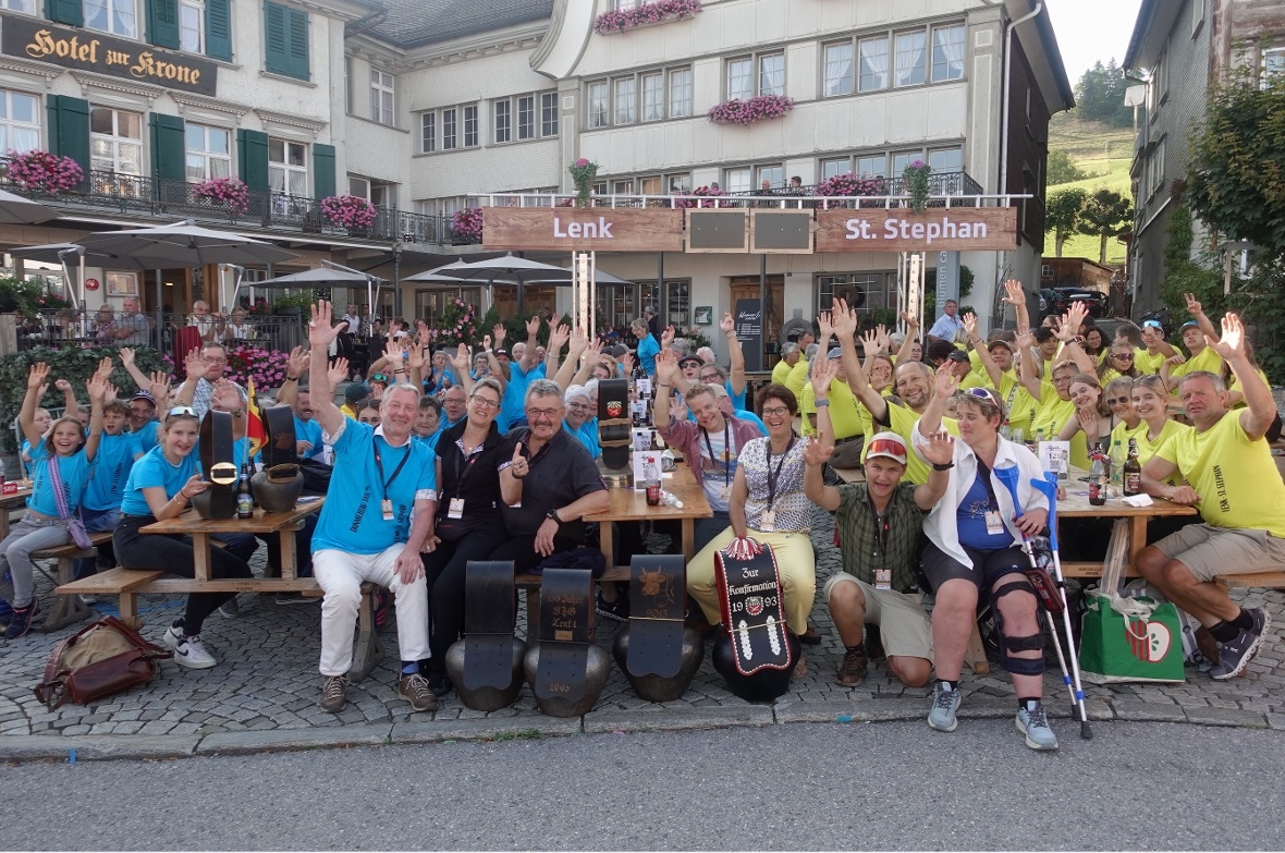 Die Lenker und die St. Stäffner Jasser und ihre Anhänger vor dem Wettkampf am «D...