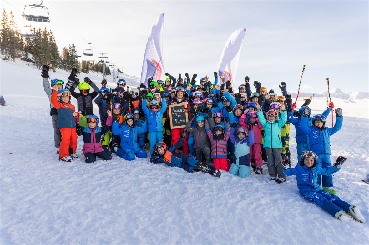 Wer knackt Joana Hählens Bestzeit am Betelberg? Die Lenkerin Joana «Ana» Hählen umringt von begeisterten JO-Kids aus Boltigen, Schangnau und der Lenk.